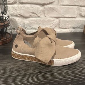 Women's Bernie Mev.  New York Tan Slip-On knot Sneakers with Bow